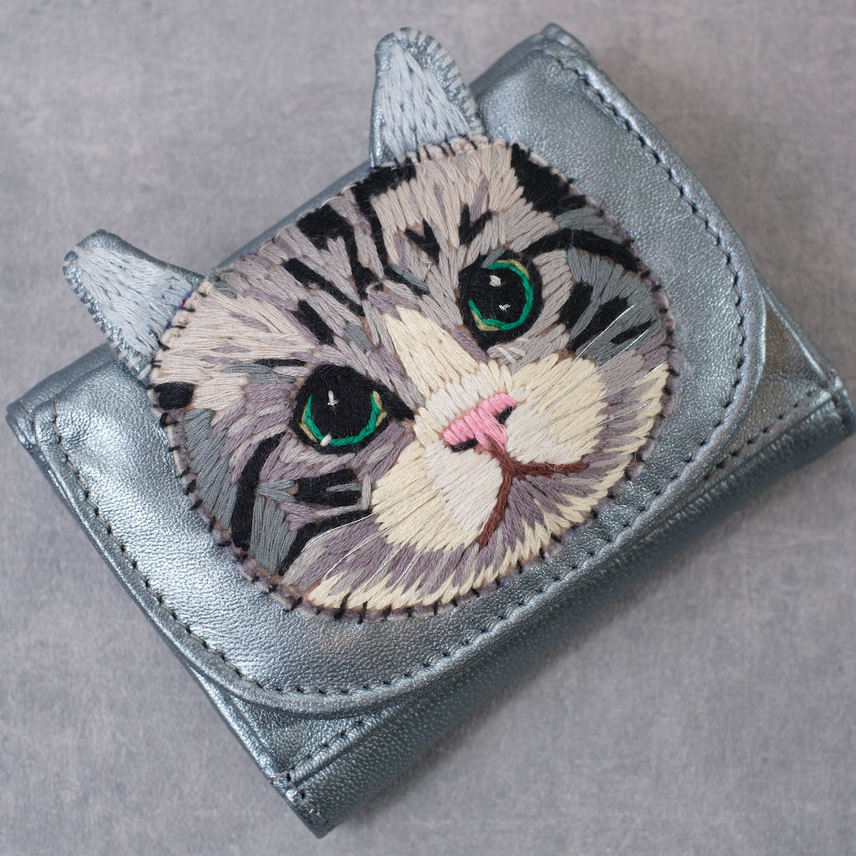 tamao 可愛い猫の刺繍の二つ折りお財布レディース