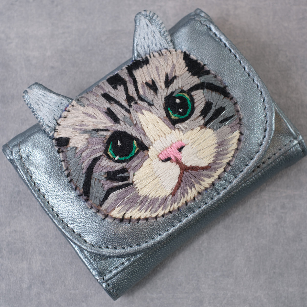 tamao 可愛い猫の刺繍の二つ折りお財布財布 - 財布